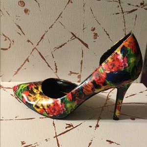 Floral, patent leather-like heel